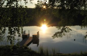 Aurinkoinen ja tyyni järvimaisema juhannuksena.